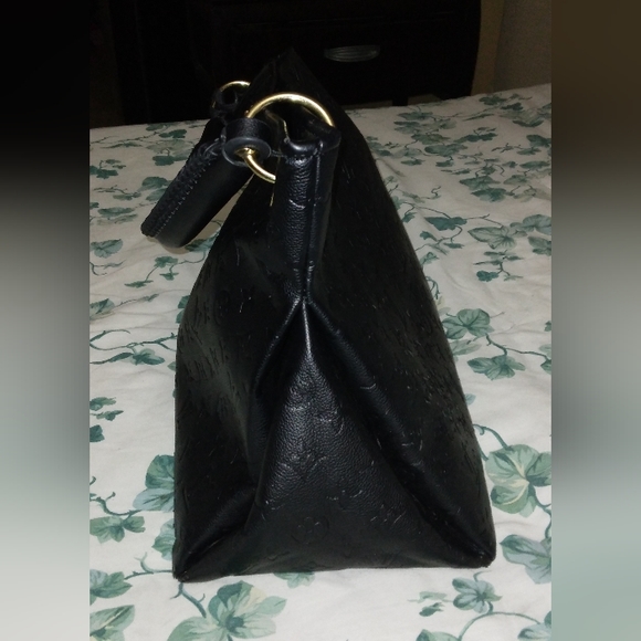 ARSTY GM~ holding item . Do not buy.. - Picture 4 of 14